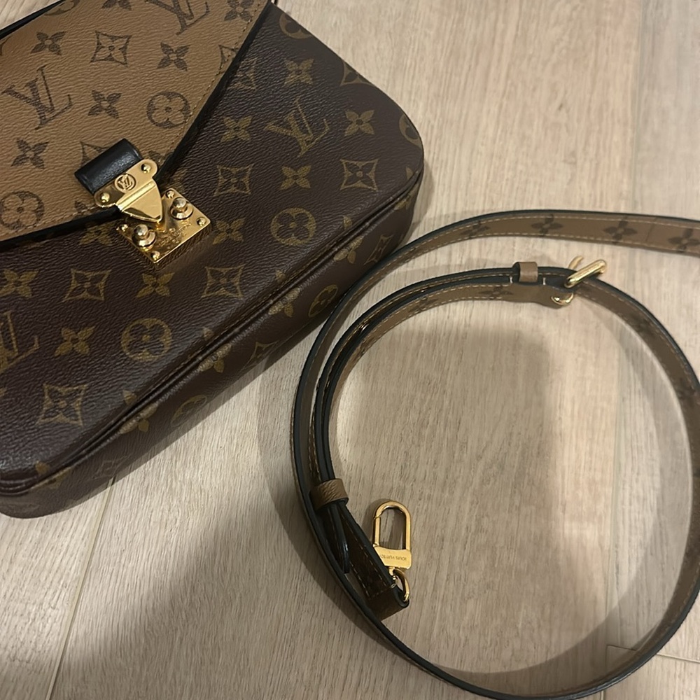 LOUIS VUITTON
Pochette Métis Reversible Monogram